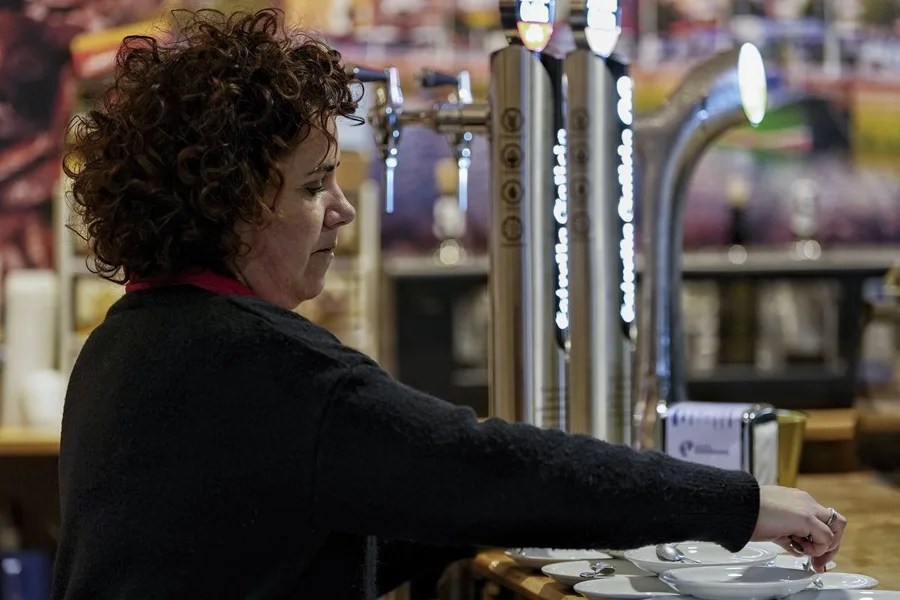 Una mujer trabaja en una cafetería.