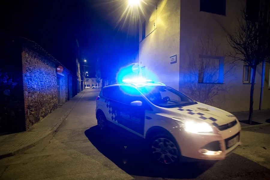 Un coche de policía patrulla