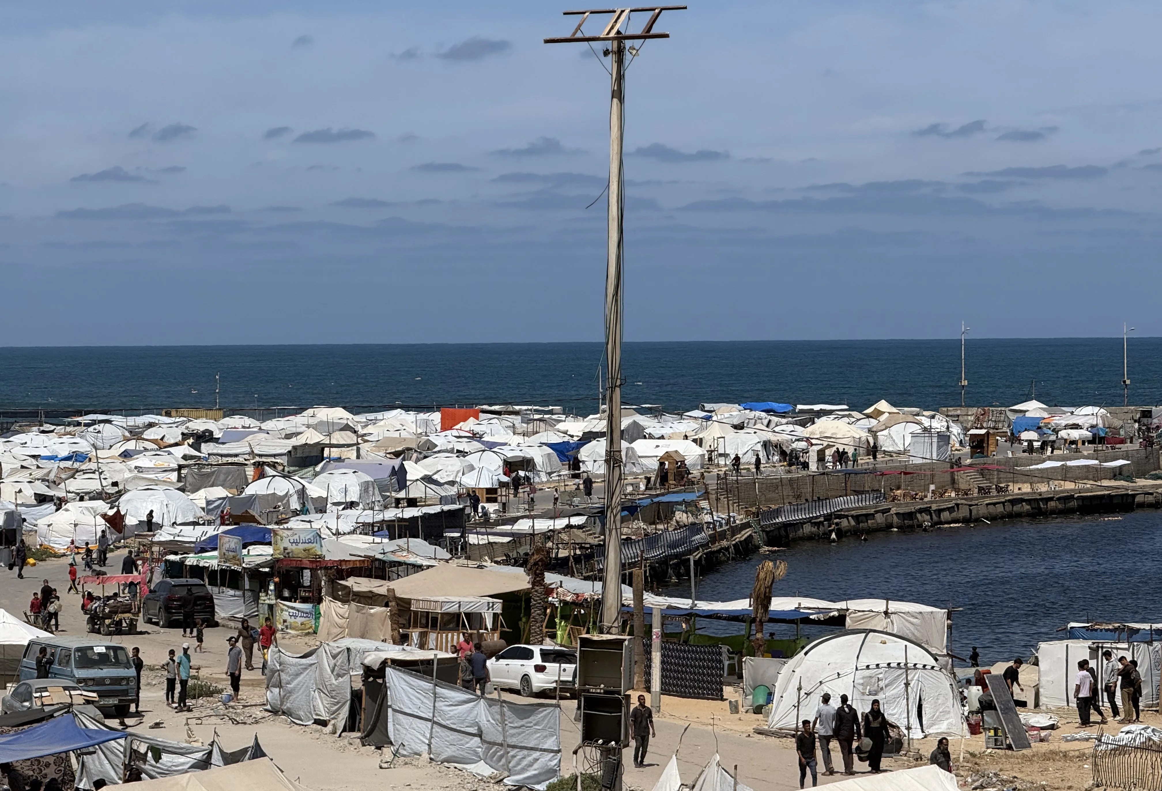 Miles de personas desplazadas por los ataques israelíes se refugian en el puerto de la ciudad de Gaza, 20 de mayo de 2025. El ejército israelí continuó atacando objetivos en la Franja de Gaza como parte de su operación 'Carros de Gedeón'.