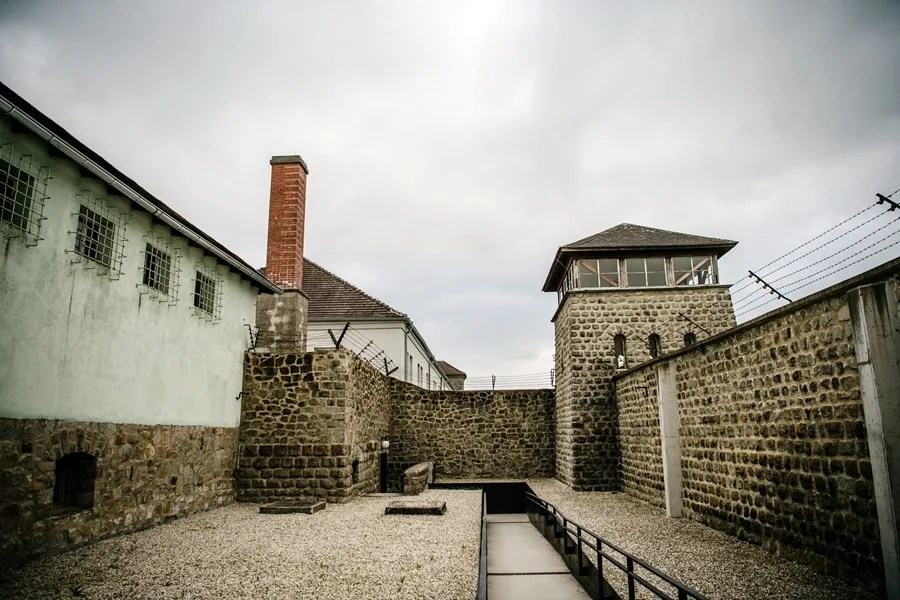 La torre de vigilancia y una chimenea del antiguo campo de concentración nazi austríaco de Mauthausen