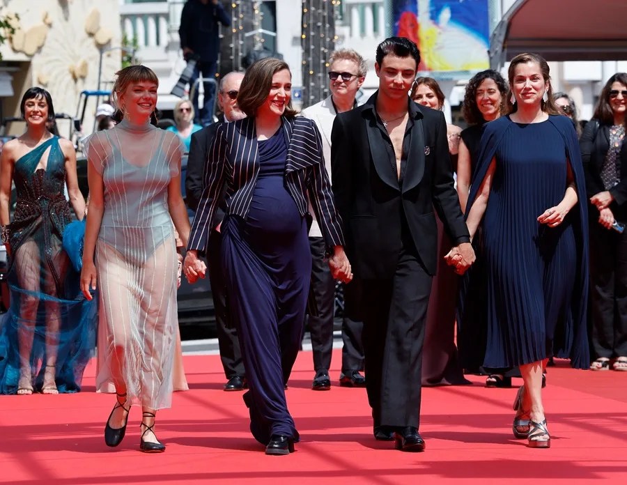 (De iz-dcha) Llucia Garcia, la directora Carla Simón, Mitch y María Zamora en Cannes.