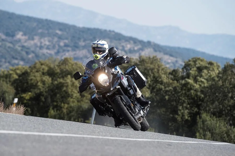 Un motorista circula por una carretera