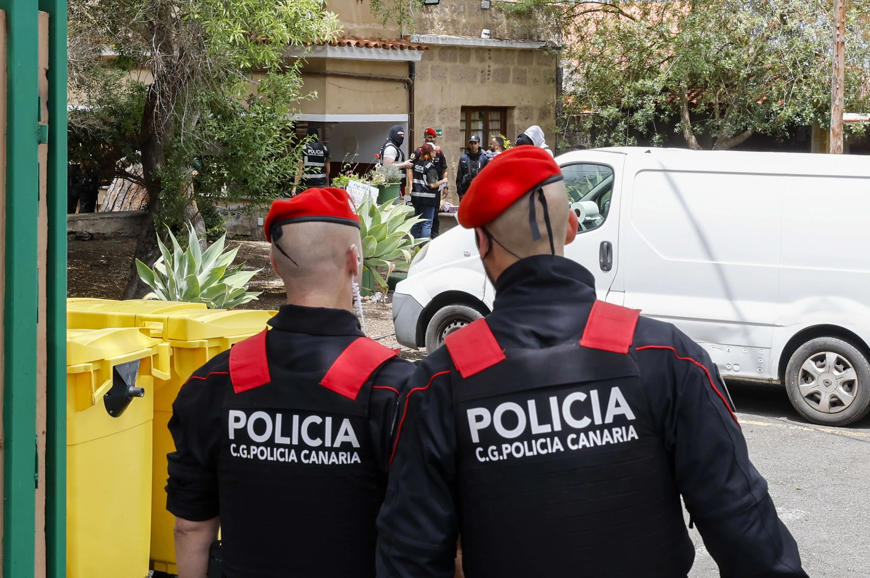La Policía de Canarias, durante el registro del centro. EFE/Elvira Urquijo A.