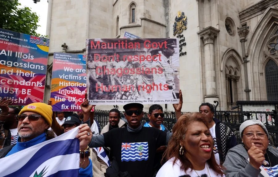 Manifestantes chagosianos se manifiestan antes de una audiencia frente al Tribunal Superior en Londres, Reino Unido,