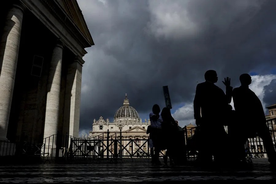 Vista general de la Plaza de San Pedro en la Ciudad del Vaticano, este martes.