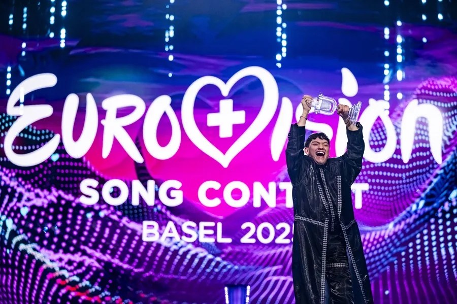 El austriaco JJ celebra con el trofeo al concluir la 69.ª edición del Festival de la Canción de Eurovisión en Basilea
