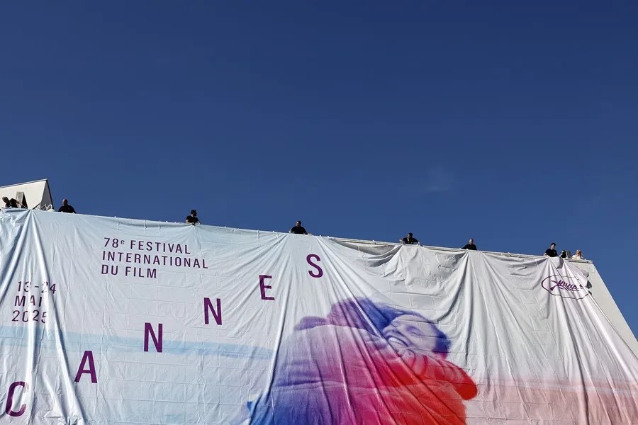 Trabajadores instalan el cartel oficial del 78.º Festival de Cine de Cannes