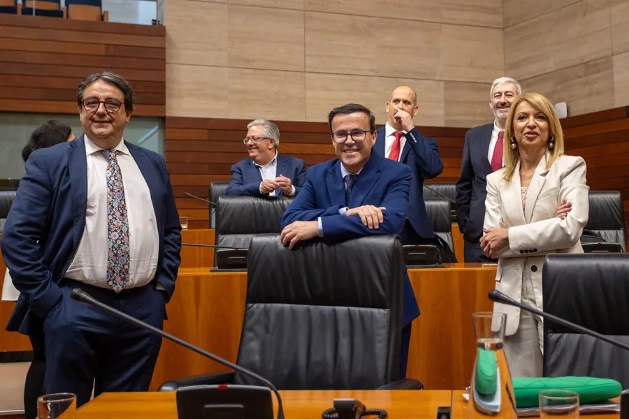 El secretario general del PSOE extremeño, Miguel Angel Gallardo (c), se estrena como diputado en la Asamblea de Extremadura