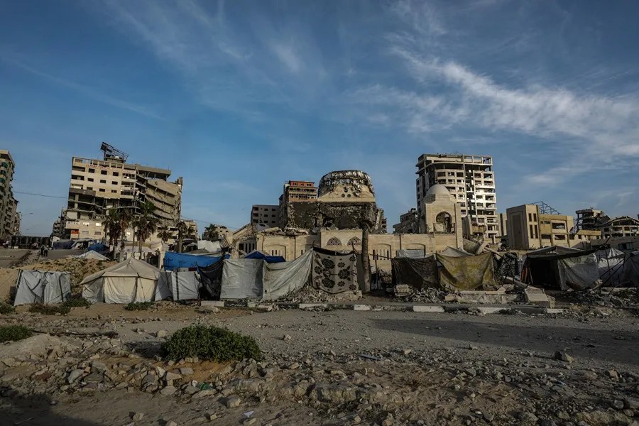 Tiendas de campaña de palestinos desplazados internos, que huyeron del este de la Ciudad de Gaza y del norte de la Franja de Gaza, en el puerto de Gaza