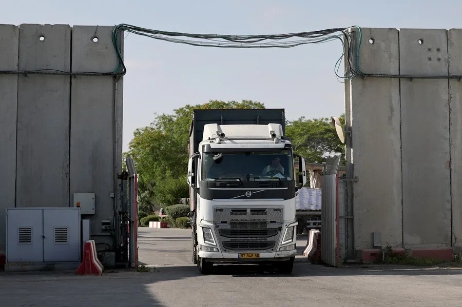 Camiones con ayuda esperan para entrar en la Franja de Gaza en el cruce de Kerem Shalom