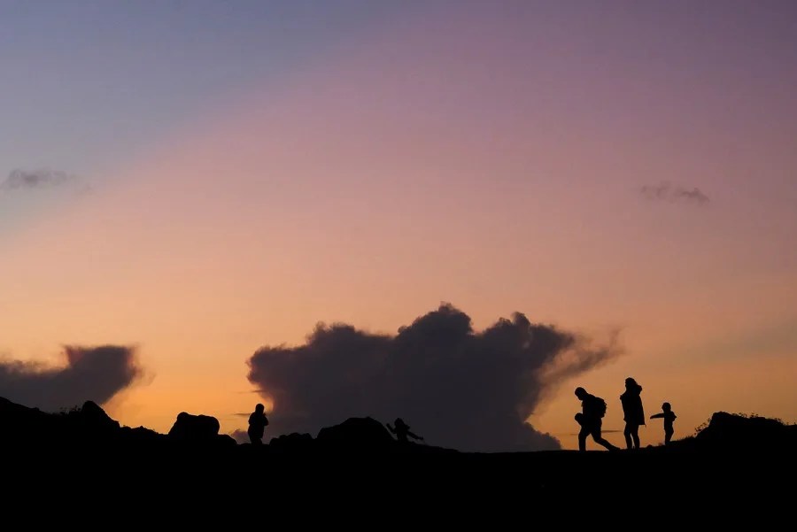 Una familia pasea en las proximidades de la playa de Doniños, en la