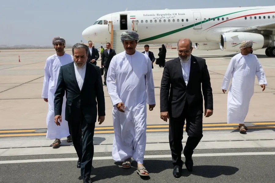 ministro de Asuntos Exteriores iraní, Abbas Araghchi (izq.), a su llegada al aeropuerto de Mascate, Omán
