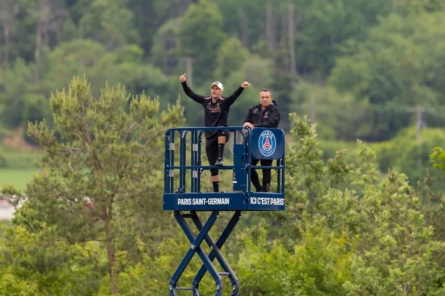 El entrenador del Paris Saint Germain, Luis Enrique (izq.),