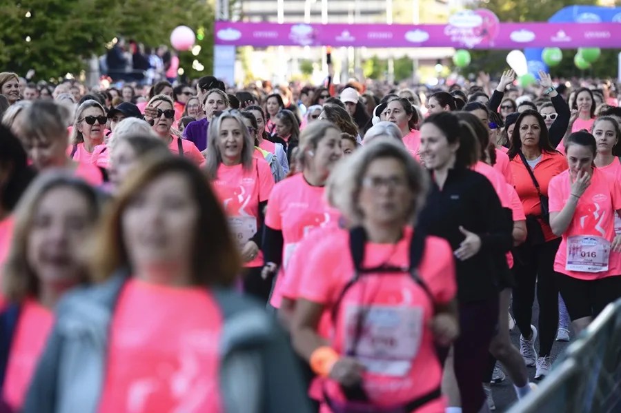 Una multitud de corredoras participan en la Carrera de la Mujer en Madrid este domingo.