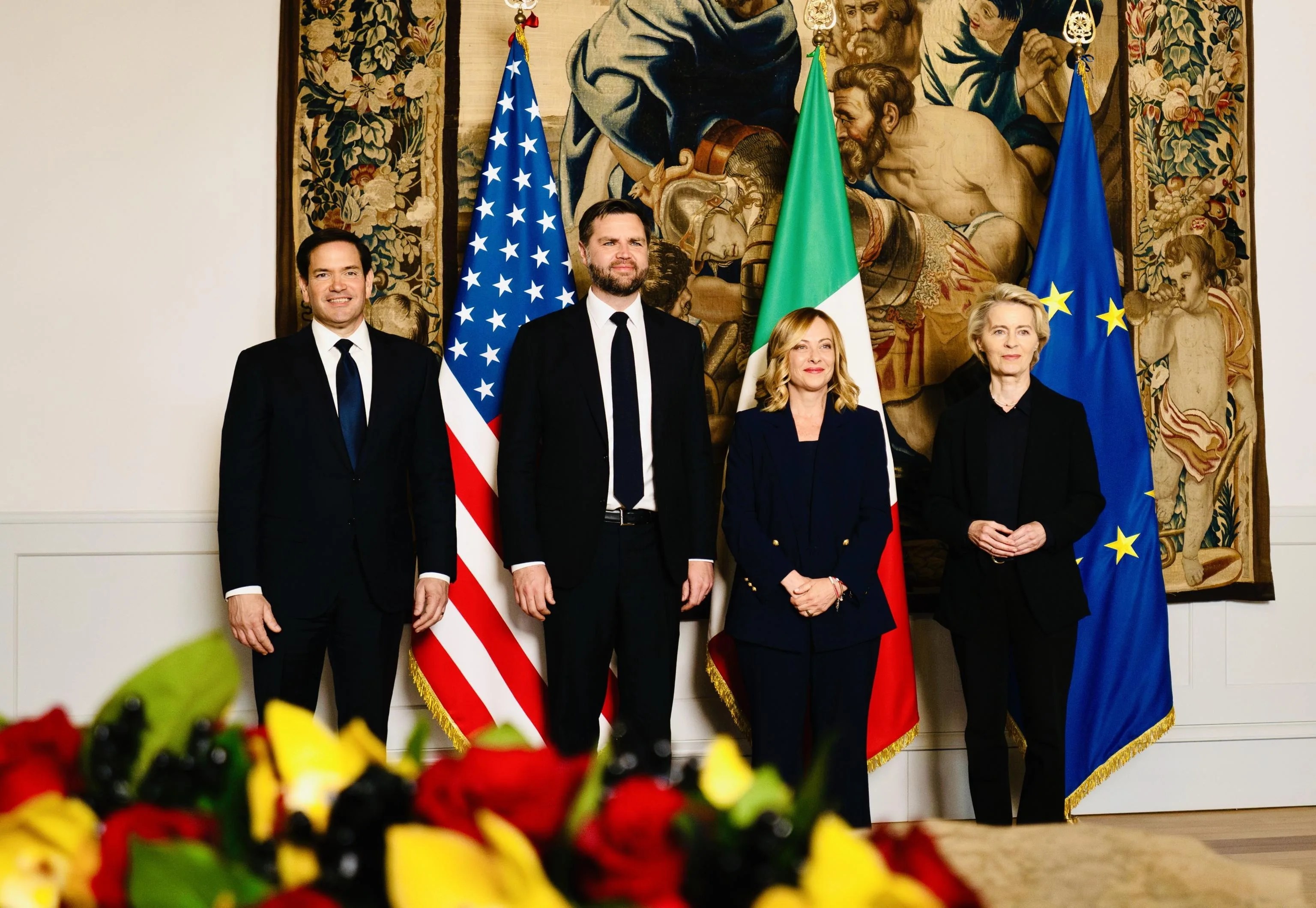 La primera ministra italiana, Giorgia Meloni (2-d), se reúne con la presidenta de la Comisión Europea, Ursula von der Leyen (d), el vicepresidente estadounidense, J. D. Vance (2-i), y el secretario de Estado estadounidense, Marco Rubio (i), en el Palacio Chigi de Roma, Italia, el 18 de mayo de 2025. (Italia, Roma)