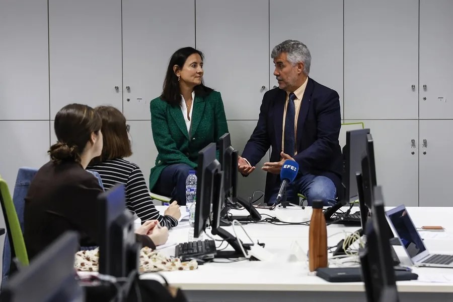 El presidente de la Agencia EFE, Miguel Ángel Oliver (d), acompañado de la directora de la Oficina del Parlamento Europeo en España, María Andrés, durante su intervención en la V edición del programa de Formación en Unión Europea