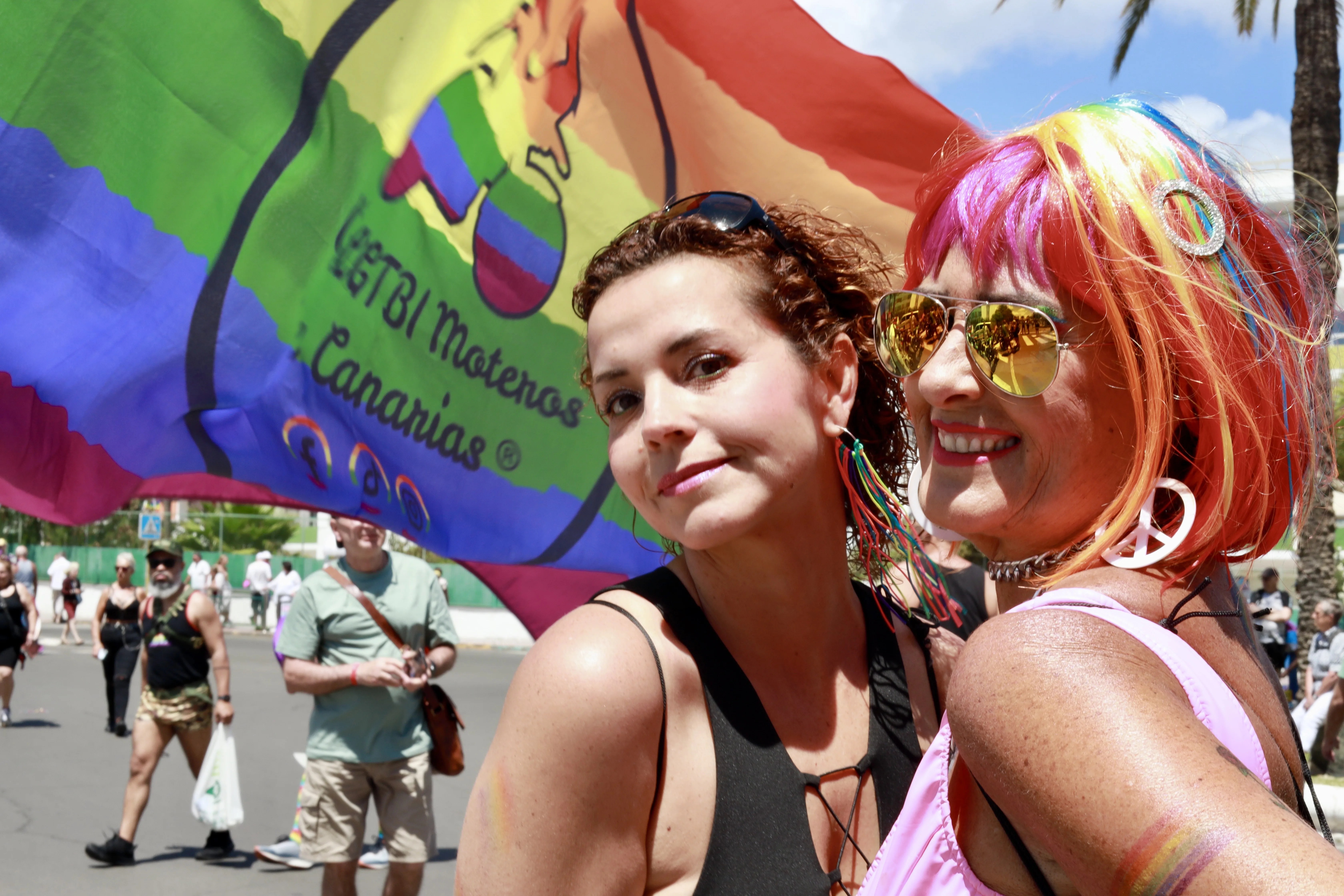 Dos mujeres participan en la marcha de las fiestas del Orgullo de Maspalomas, en Playa del Inglés (Gran Canaria). EFE/Laura Bautista