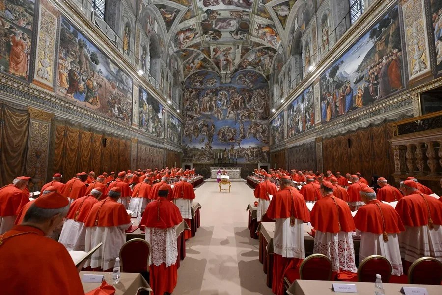 recién elegido Papa León XIV y a los cardenales en el cónclave en la Capilla Sixtina, en la Ciudad del Vaticano