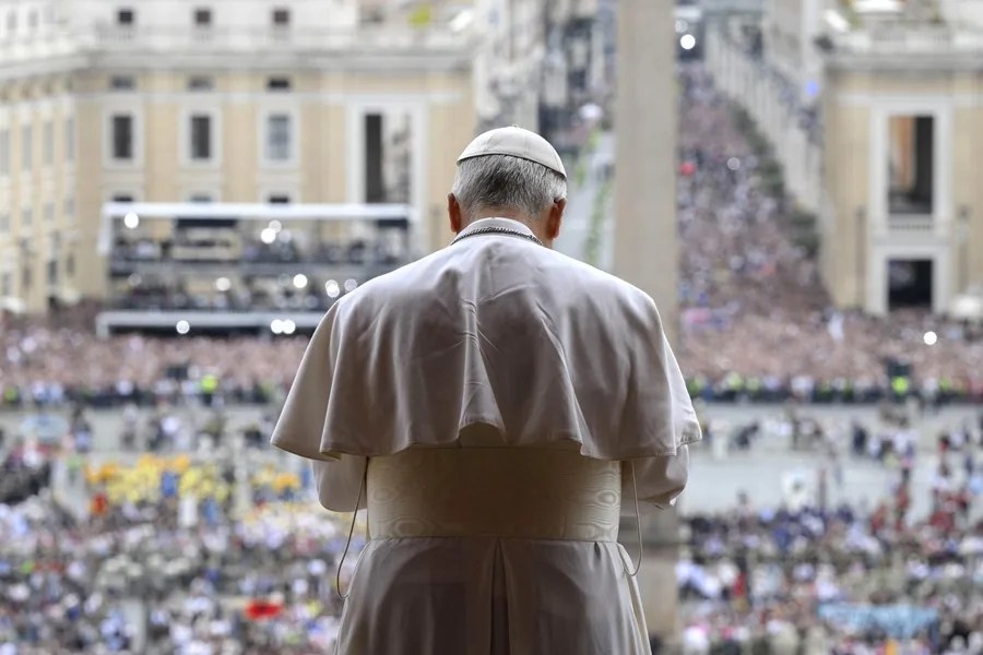 Papa León XIV dirigiendo la oración del Regina Caeli