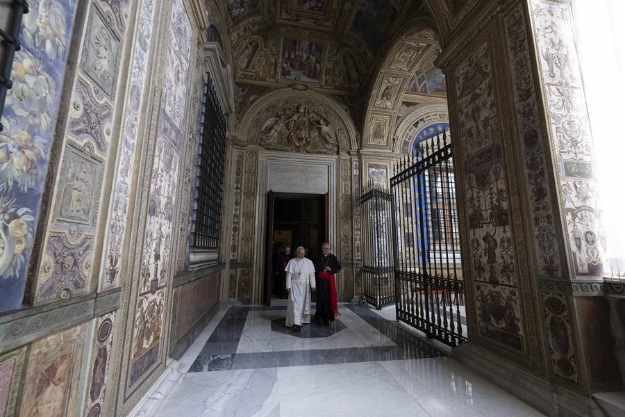 El papa León XIV visitó este lunes los apartamentos pontificios tras la ruptura de los sellos.