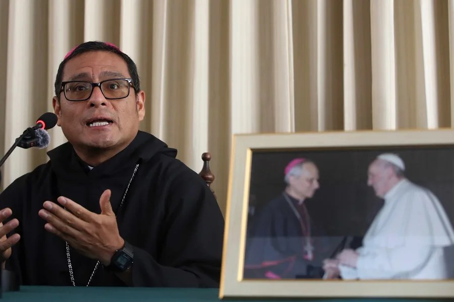 El obispo de Chiclayo, monseñor Edinson Farfán Córdova, habla este viernes, durante una rueda de prensa en Chiclayo (Perú), en la que desmitió que el papa León XIV encubriera presuntos abusos sexuales. EFE/ Paolo Aguilar