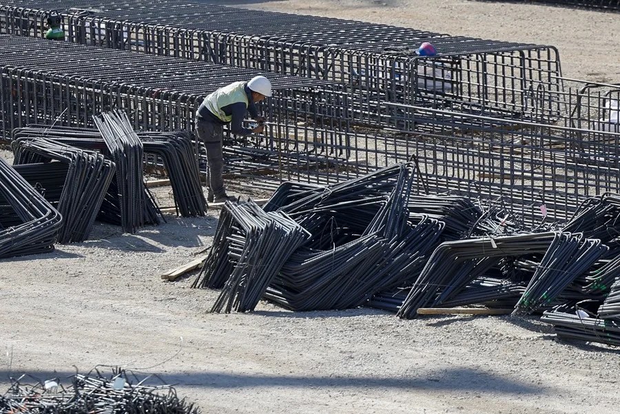 Un operario trabaja en una obra