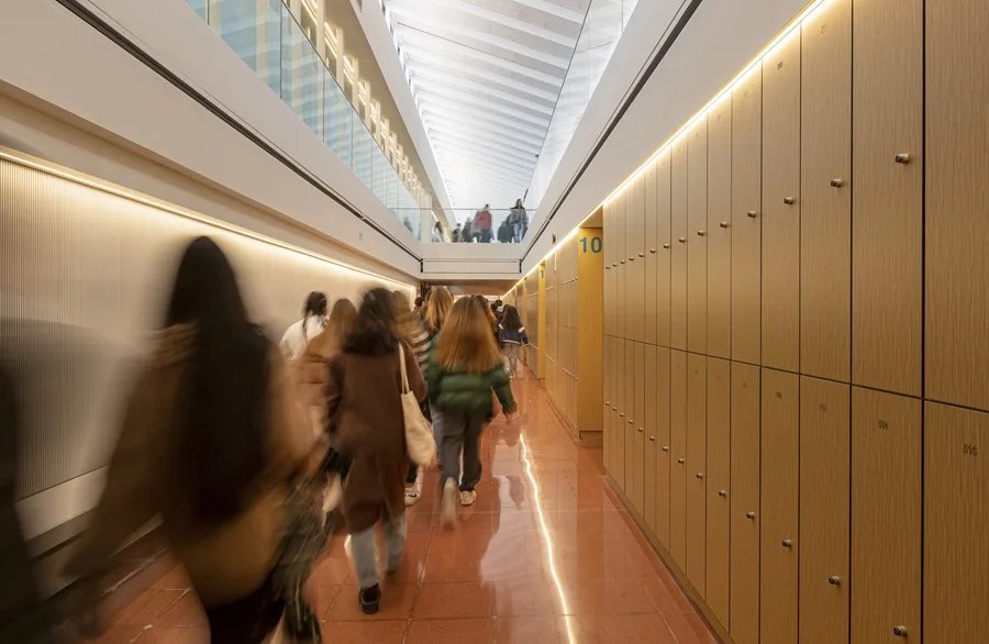 Alumnos en los pasillos de un instituto.-