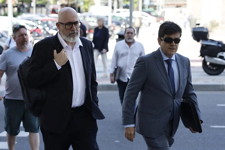 El geriatra Francisco Javier Martínez Peromingo (i)