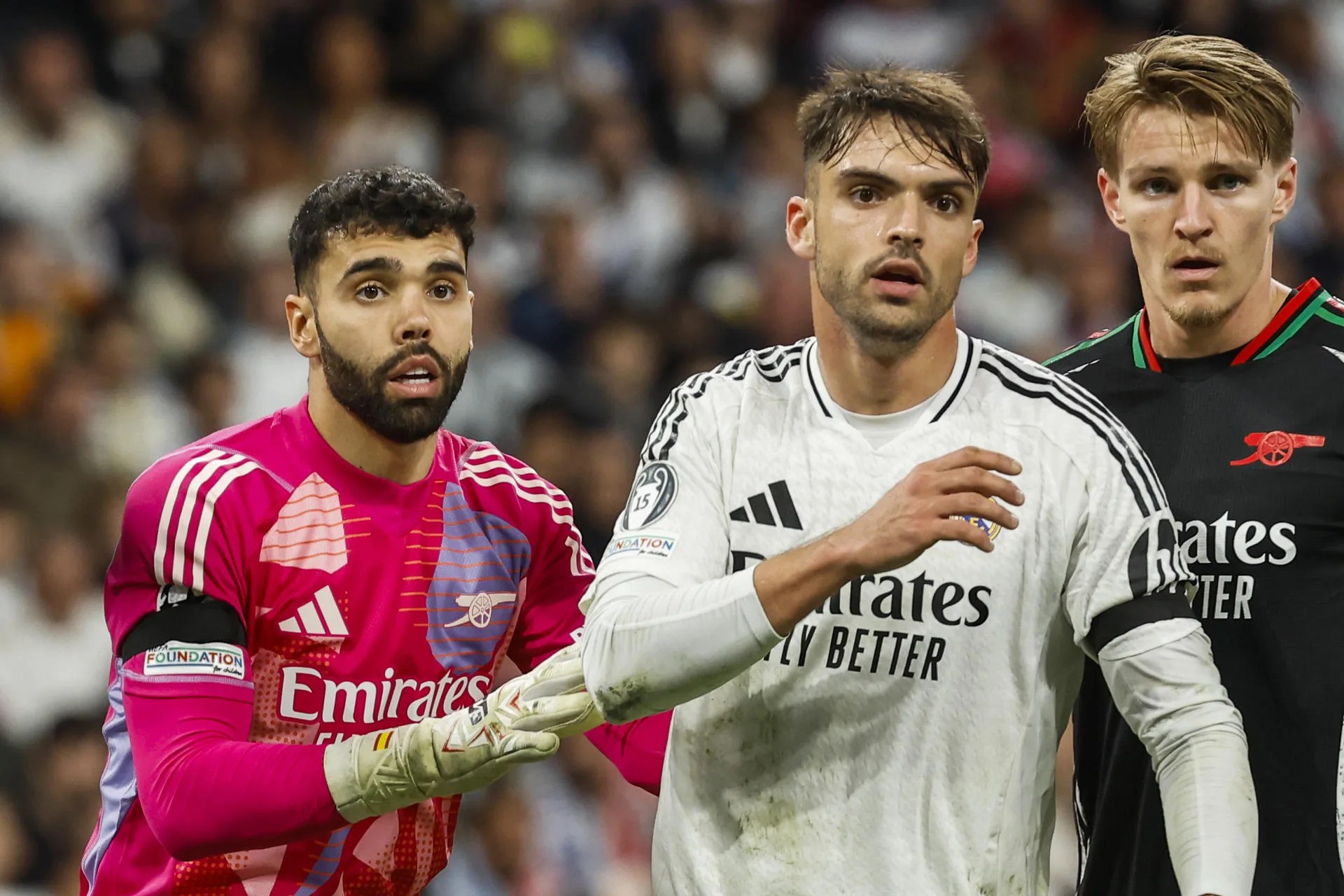 Foto de archivo del defensa del Real Madrid Raúl Asencio junto a dos jugadores del Arsenal, durante la eliminatoria de cuartos de final de la Liga de Campeones. EFE/Chema Moya.