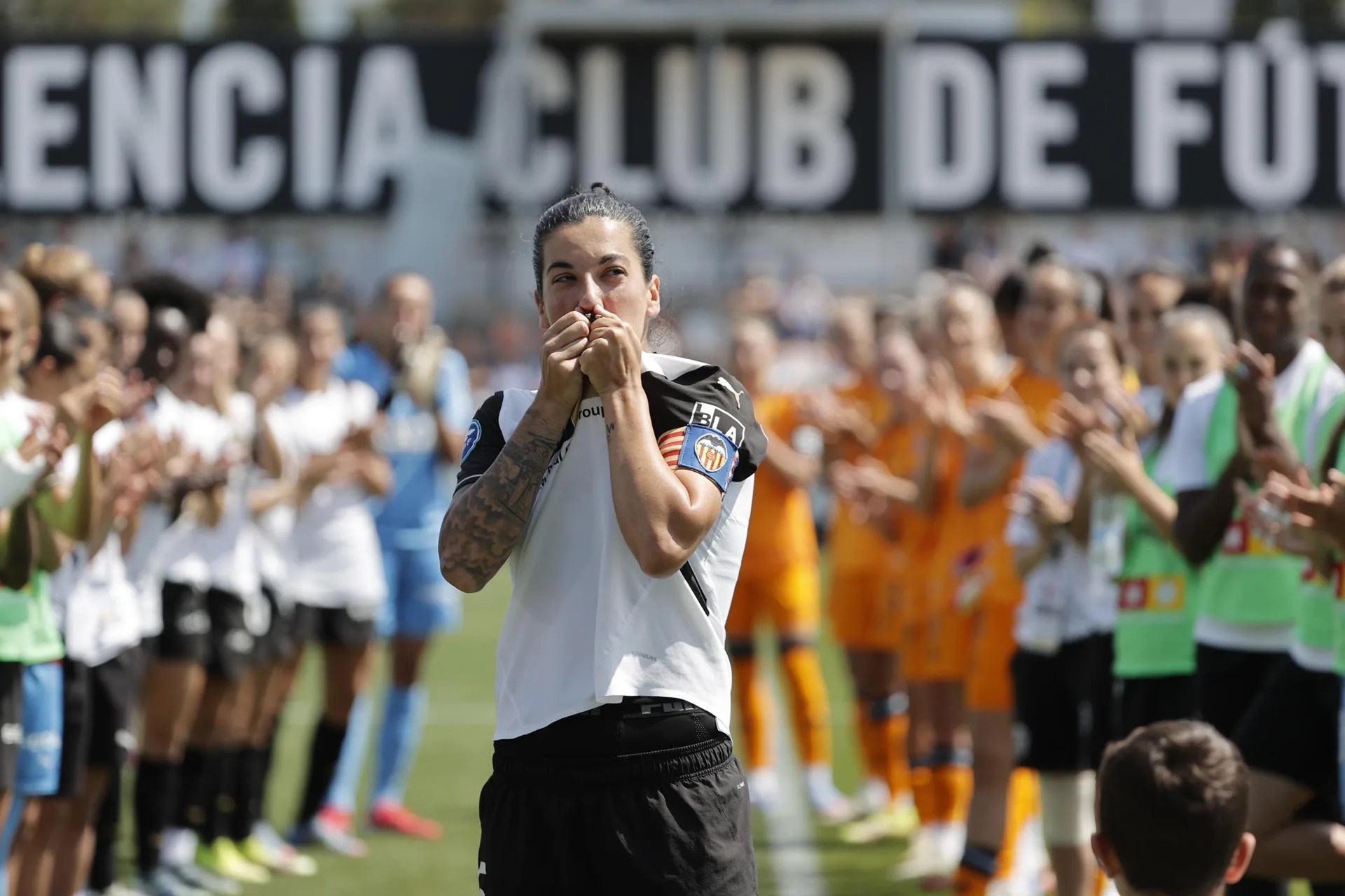 La capitana del Valencia, Marta Carro, homenajeada en su partido número 199. EFE/ Manuel Bruque
