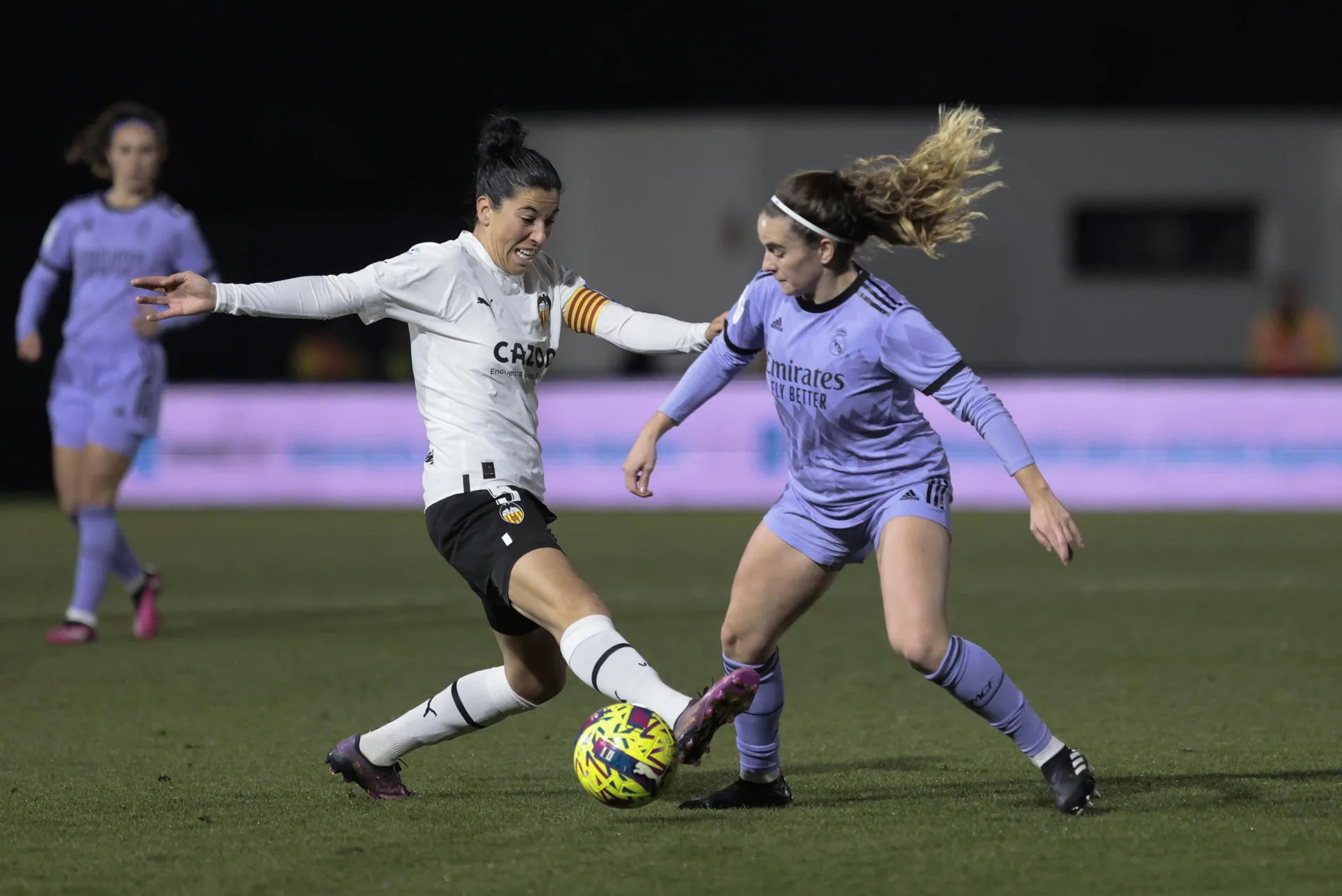 La capitana del Valencia CF Marta Carro (i) controla la pelota ante la defensa del Real Madrid durante un partido. EFE/Ana Escobar
