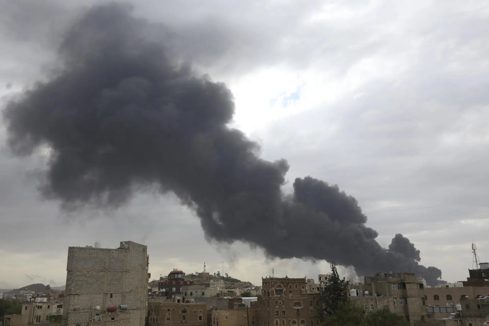 [FILE] Smoke billows over buildings following Israeli airstrikes in Sana'a, Yemen, 06 May 2025. EFE-EPA/YAHYA ARHAB