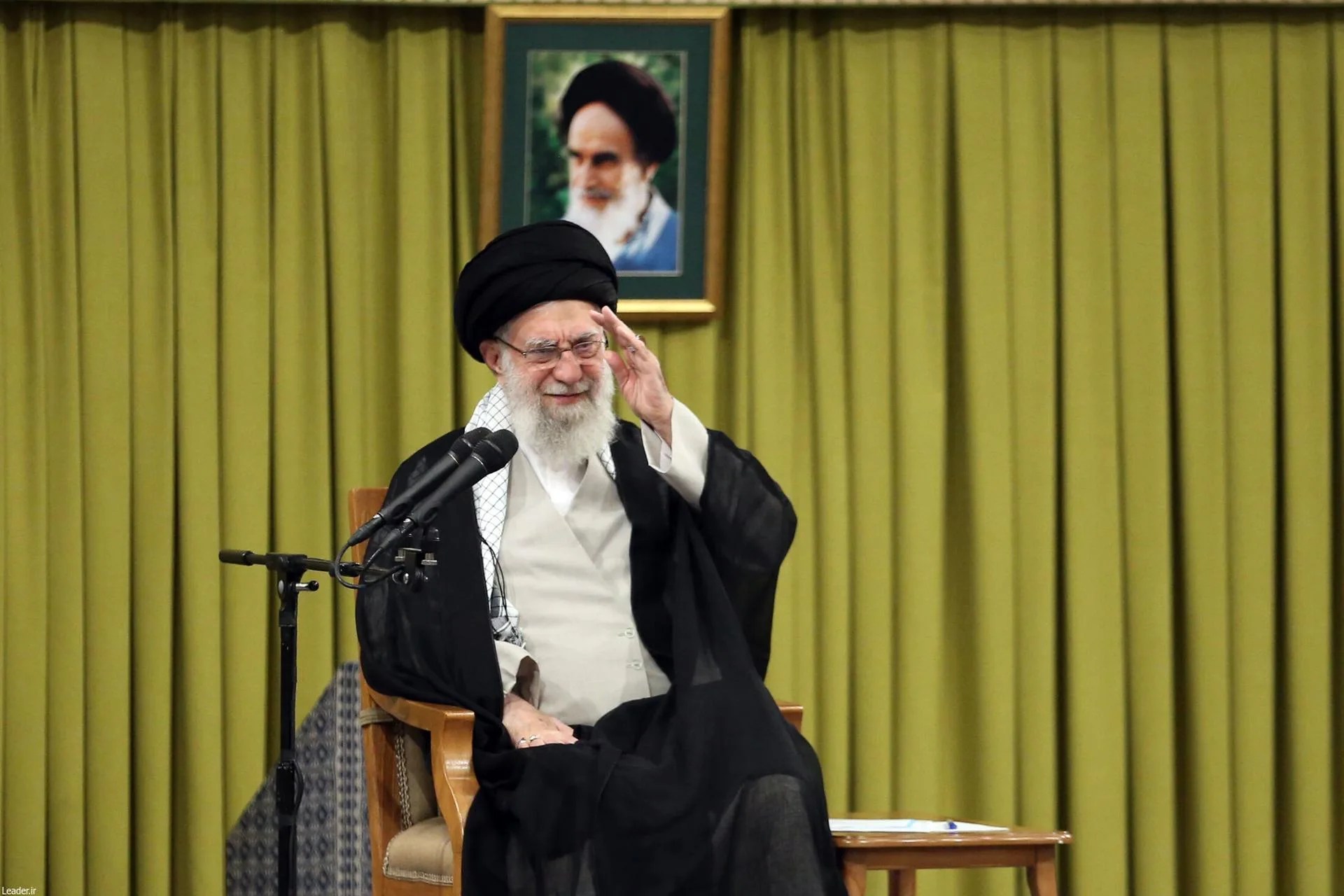 A handout photo made available by the Iranian supreme leader's office shows Iranian Supreme Leader Ayatollah Ali Khamenei greeting the crowd during a ceremony in Tehran, Iran, 17 May 2025. EFE-EPA/IRAN LEADER'S OFFICE HANDOUT HANDOUT EDITORIAL USE ONLY/NO SALES