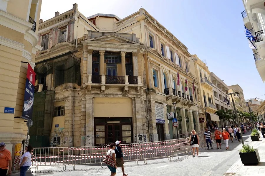 Turistas caminan junto a una zona acordonada con edificios antiguos tras un terremoto registrado en el centro de Heraclión, Creta