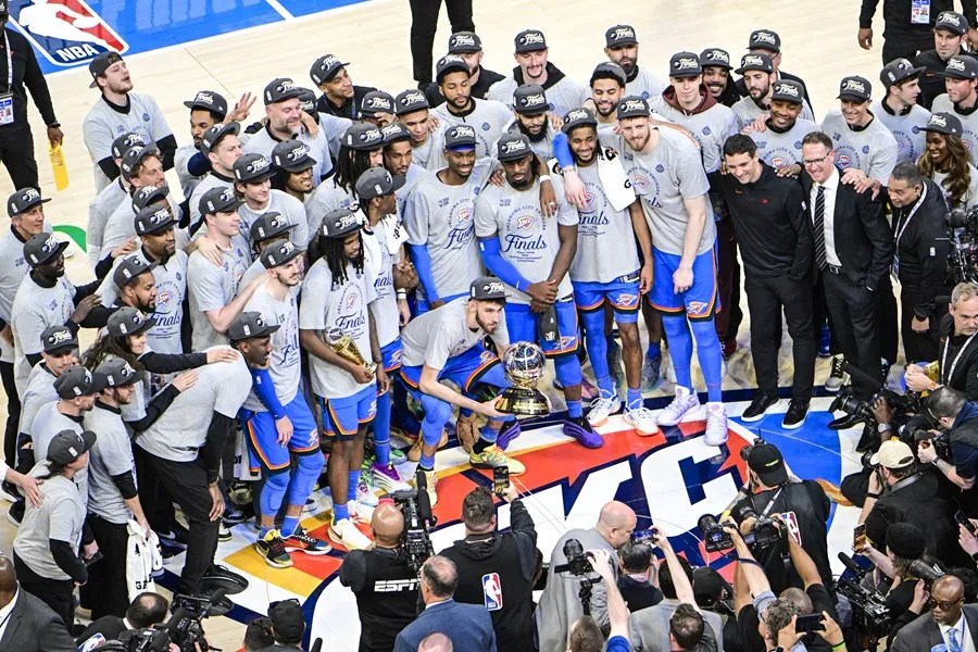 Oklahoma City Thunder posa para una foto después de ganar el quinto partido de los playoffs d