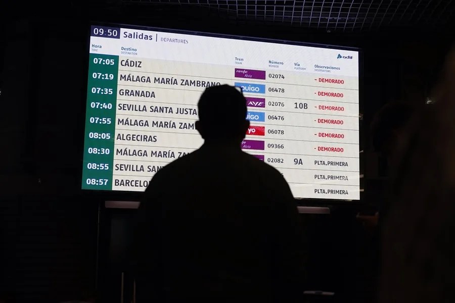 Un viajero observa la pantalla de información en la Estación de Tren de Atocha, en una imagen de archivo.