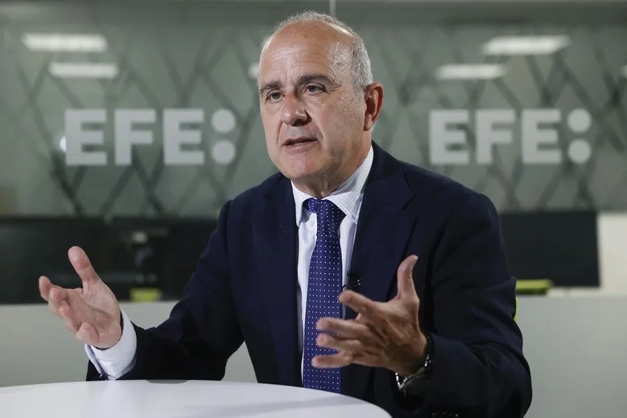 El rector de la Universidad Nacional de Educación a Distancia (UNED), Ricardo Mairal durante una entrevisa con EFE.