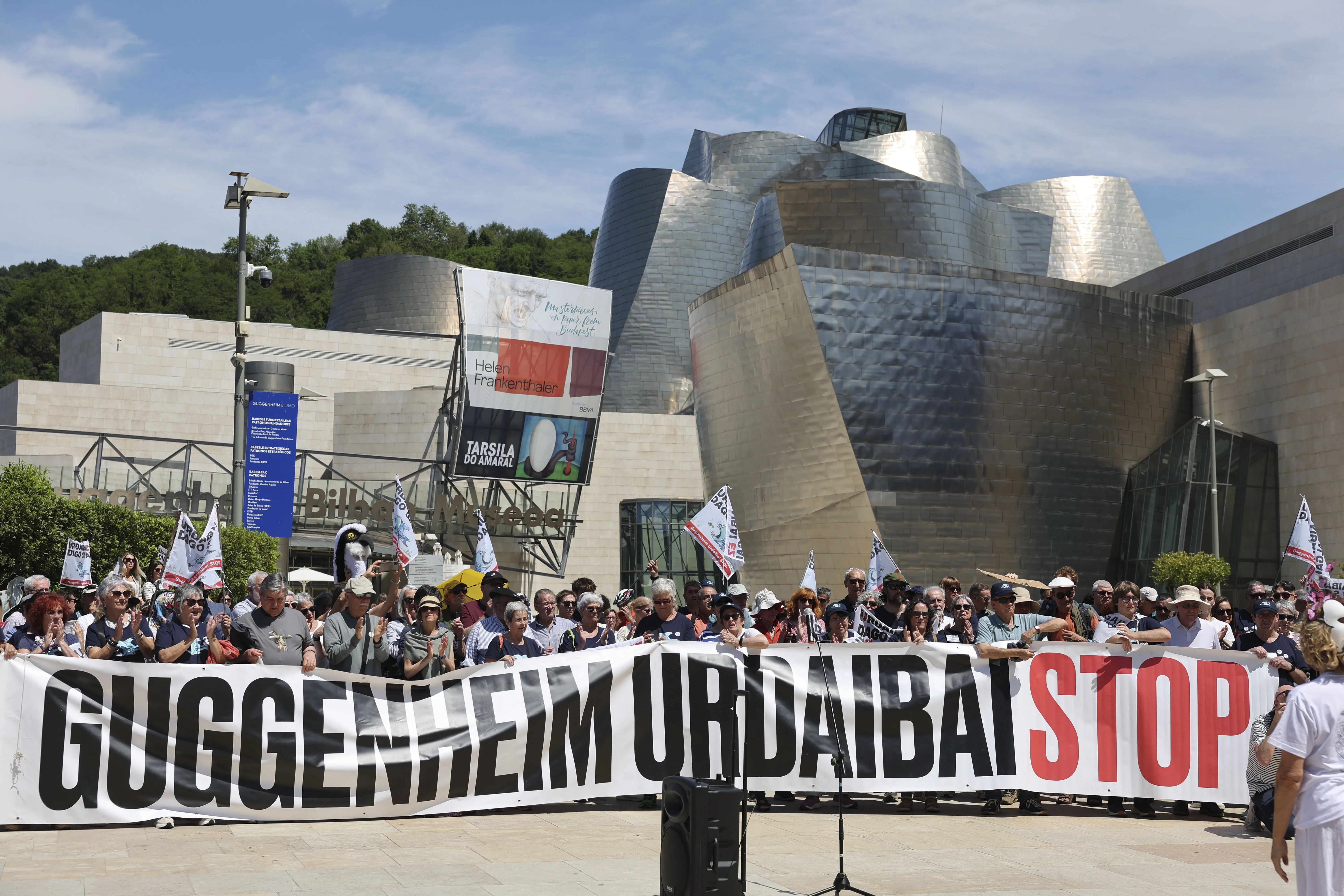 Una imagen de la protesta de la plataforma Guggenheim Urdaibai Stop. EFE/Luis Tejido