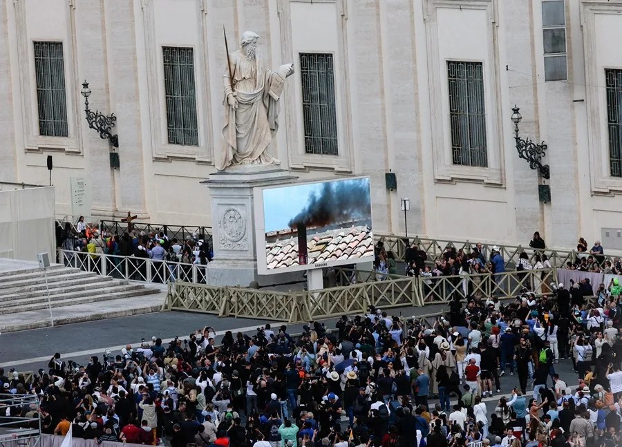 Una pantalla de televisión en la plaza de San Pedro del Vaticano para seguir el cónclave.