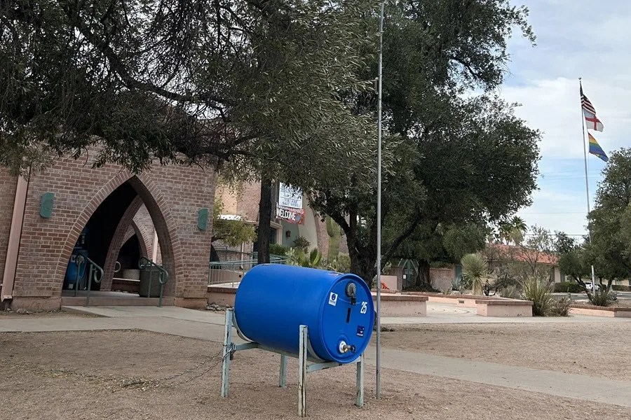Fotografía que muestra un barril de agua en una de las primeras estaciones de hidratación de la agrupación ciudadana Fronteras Compasivas, frente a la iglesia Episcopal St Paul's Grace, en Tucson (Estados Unidos). EFE/ María León