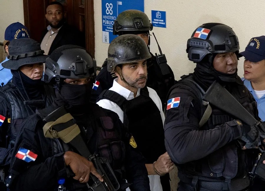 Fotografía de archivo del 15 de junio de 2025 del empresario Antonio Espaillat (c), siendo custodiado y trasladado a la audiencia en el Primer Tribunal Colegiado del Distrito Nacional en Santo Domingo (República Dominicana). EFE/Orlando Barria