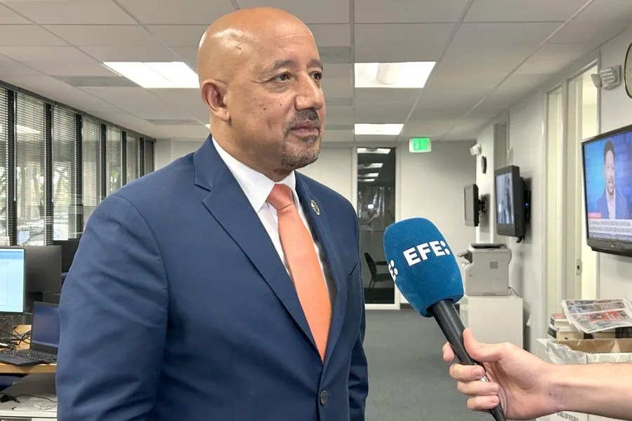 Un alcalde latino en Massachusetts lamenta las mentiras para tapar el valor de los migrantes