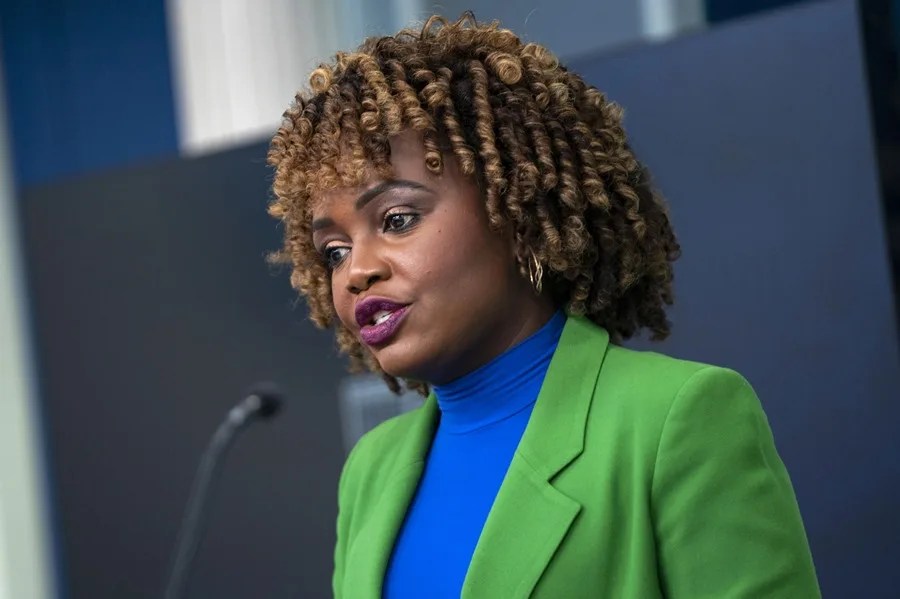 La portavoz de la Casa Blanca de Biden abandona el Partido Demócrata por su "traición"