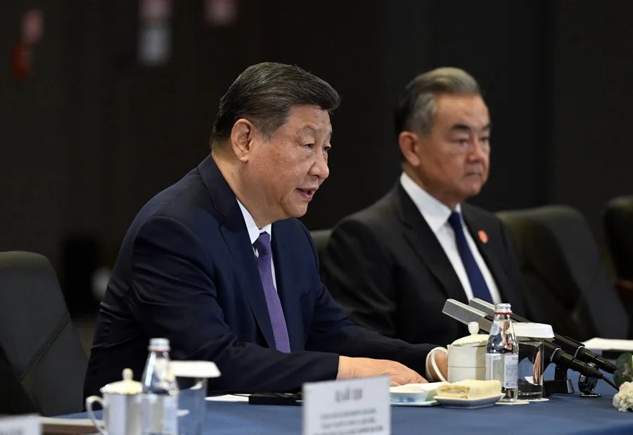 El canciller de China pide a Egipto y Omán una acción conjunta regional ante la crisis de Irán e Israel