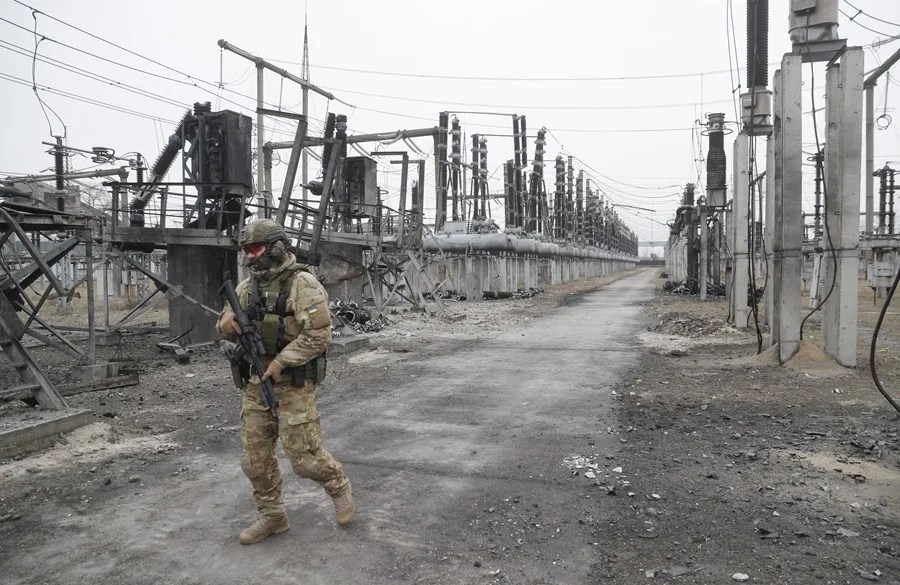 Fotografía de archivo de un soldado ucraniano armado vigilando una instalación energética dañada cerca a Kiev (Ucrania). EFE/EPA/SERGEY DOLZHENKO