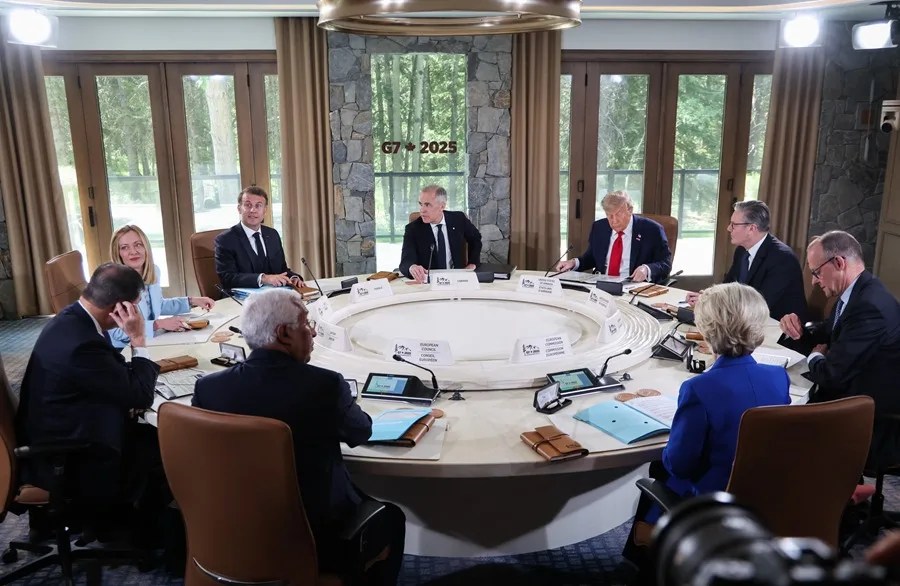 (De izquierda a derecha, en el sentido de las agujas del reloj) El primer ministro de Japón, Shigeru Ishiba; la primera ministra de Italia, Giorgia Meloni; el presidente de Francia, Emmanuel Macron; el primer ministro de Canadá, Mark Carney; el presidente de Estados Unidos, Donald Trump; el primer ministro británico, Keir Starmer; el canciller alemán, Friedrich Merz; la presidenta de la Comisión Europea, Ursula Von der Leyen, y el presidente del Consejo Europeo, Antonio Costa, asisten a una sesión de trabajo de la cumbre del Grupo de los Siete (G7). EFE/EPA/LUDOVIC MARIN / POOL