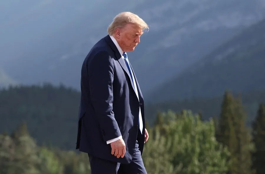 El presidente de Estados Unidos, Donald Trump, se marcha tras una foto durante la Cumbre del Grupo de los Siete (G7) en el campo de golf Kananaskis Country, en Kananaskis, Alberta, Canadá. EFE/EPA/SUZANNE PLUNKETT / POOL