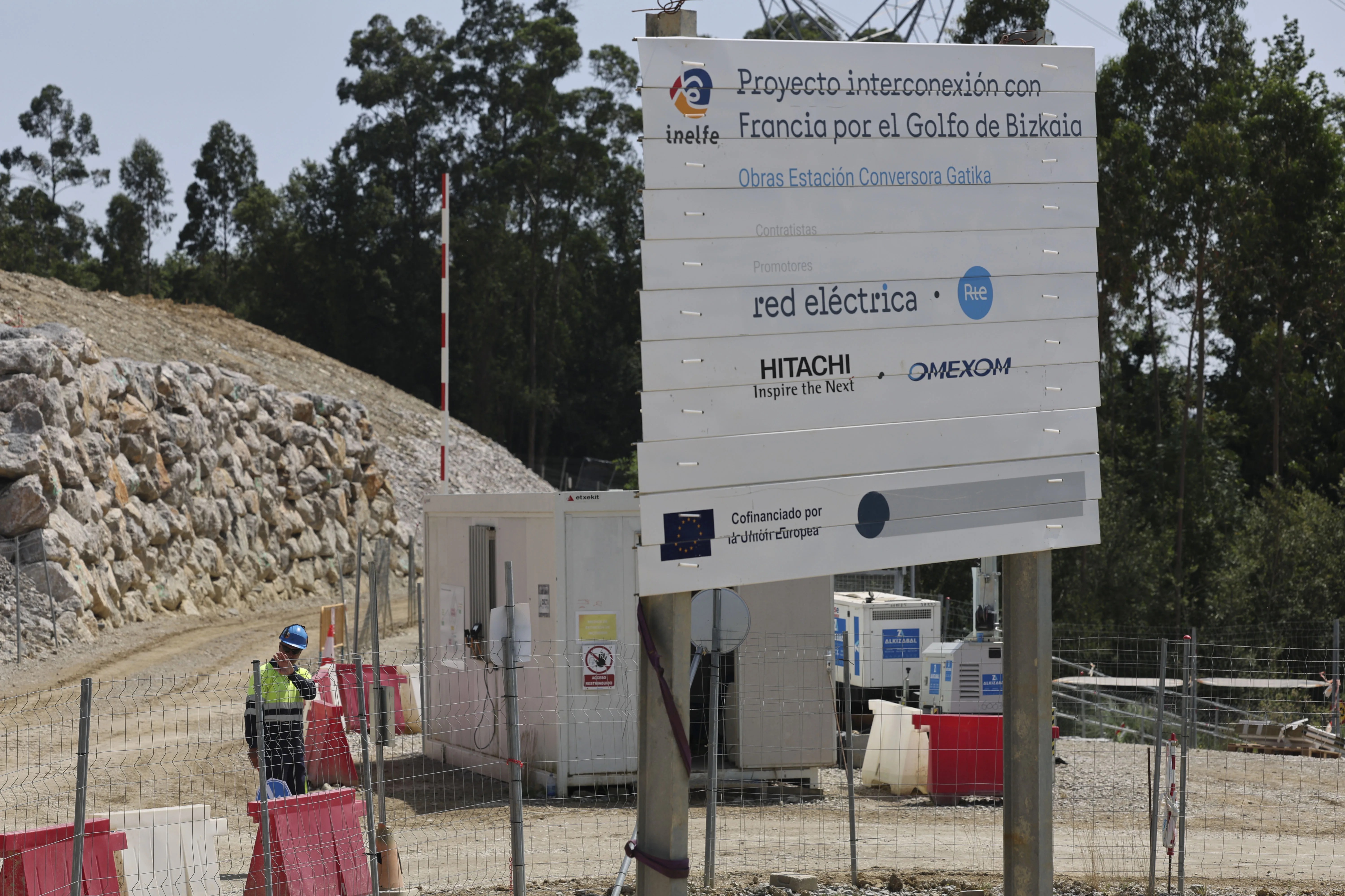 GATIKA (BIZKAIA), 25/06/2025.- Zona de control para la construcción de naves para la transformación de energía de corriente alterna a corriente continua para el transporte a través del cable de interconexión con Francia donde irá por el lecho marino del golfo de Bizkaia, permitiendo una alta capacidad de "transporte" de energía en los dos sentidos España-Francia. EFE/Luis Tejido