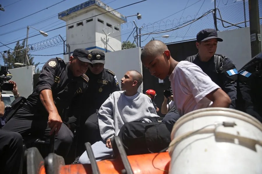 Fotografía de archivo de la policía recapturando a dos reclusos que intentaron fugarse en Ciudad de Guatemala (Guatemala). EFE/Esteban Biba