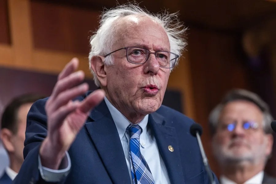 Bernie Sanders presenta una resolución para prohibir a Trump entrar en guerra con Irán